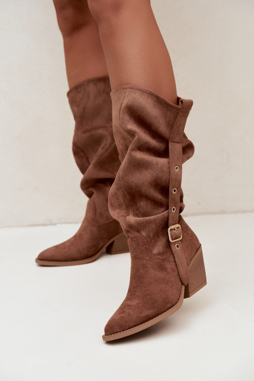botas altas arrugadas de mujer estilo vaquero con correas y tacones en color marrón Adria