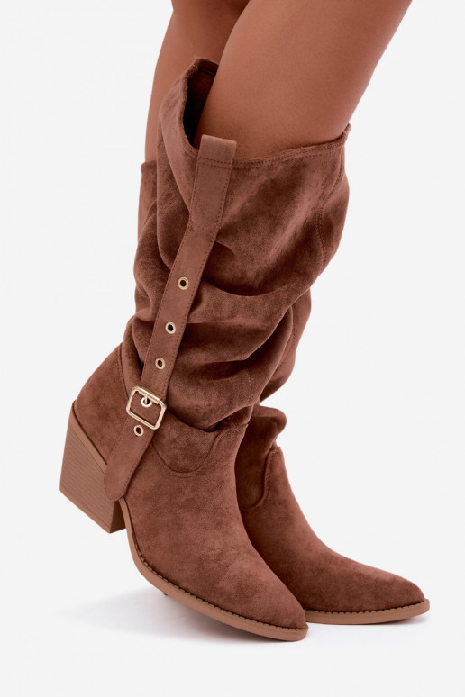 botas altas arrugadas de mujer estilo vaquero con correas y tacones en color marrón Adria