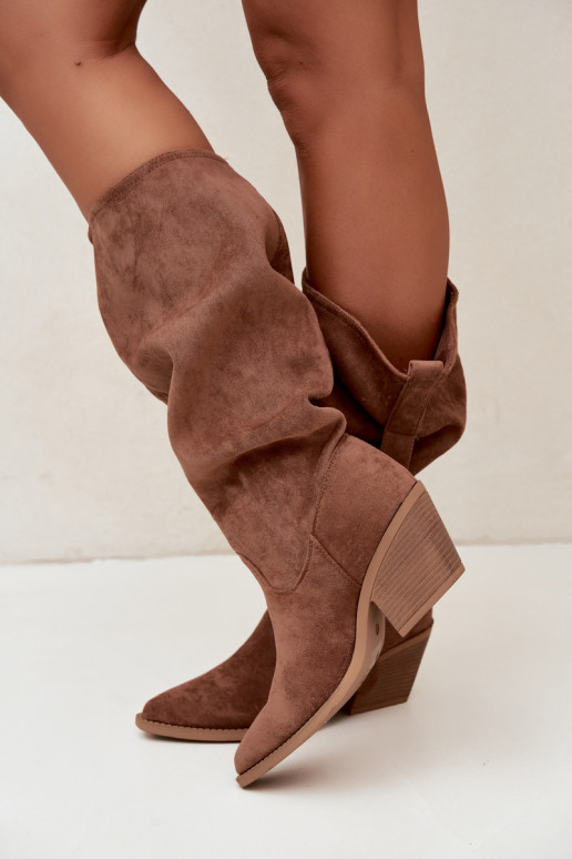 botas altas arrugadas de mujer estilo vaquero con correas y tacones en color marrón Adria