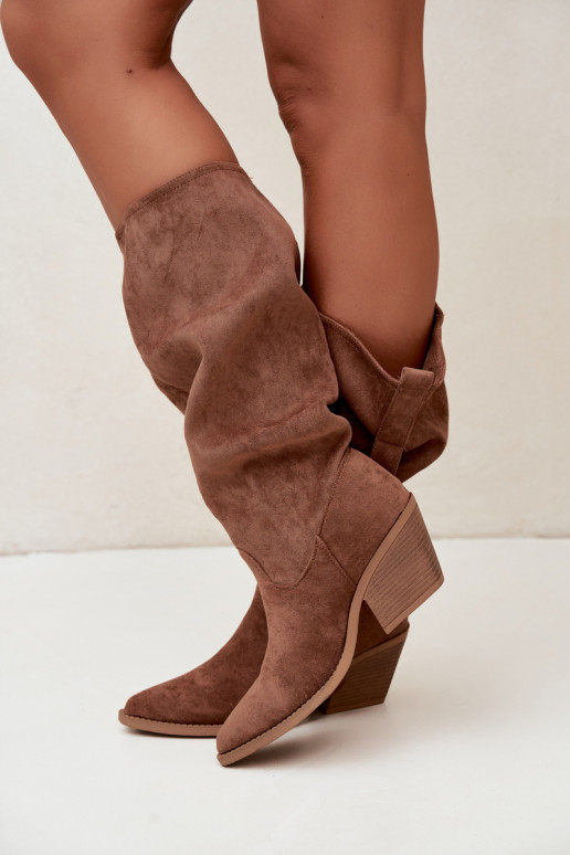 botas altas arrugadas de mujer estilo vaquero con correas y tacones en color marrón Adria