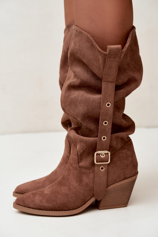botas altas arrugadas de mujer estilo vaquero con correas y tacones en color marrón Adria