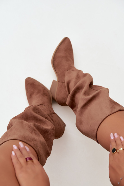 botas altas arrugadas de mujer estilo vaquero con correas y tacones en color marrón Adria