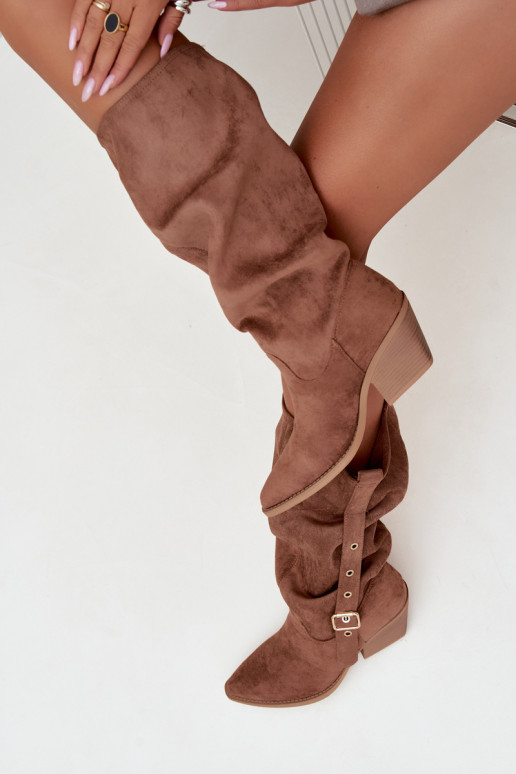 botas altas arrugadas de mujer estilo vaquero con correas y tacones en color marrón Adria
