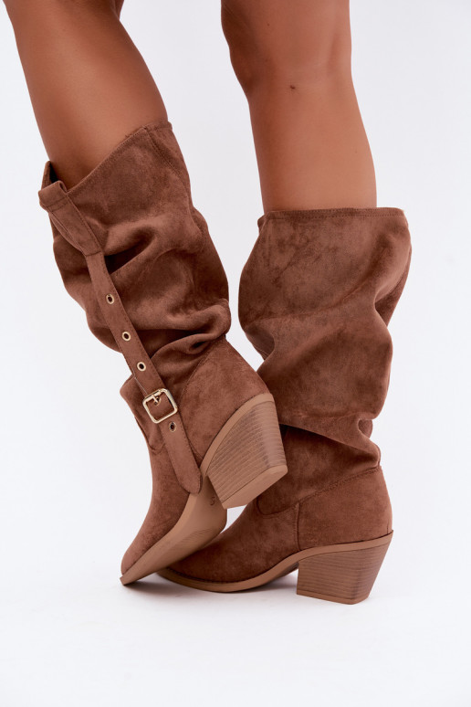 botas altas arrugadas de mujer estilo vaquero con correas y tacones en color marrón Adria