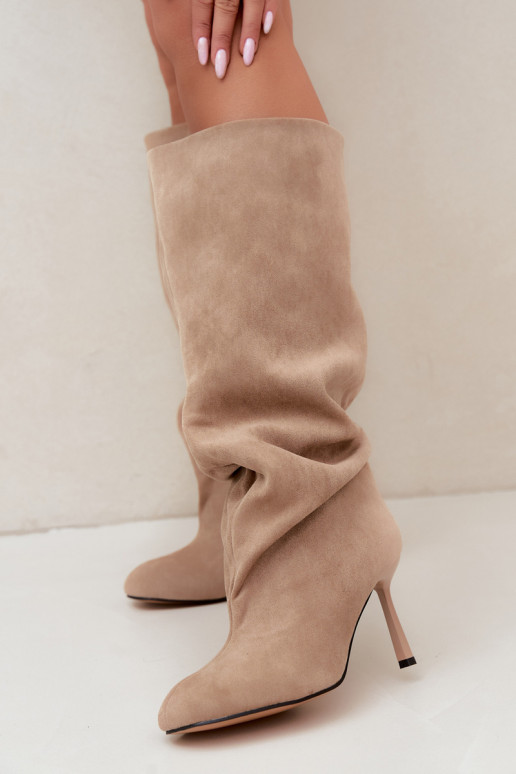 botas altas de mujer tipo slip-on con tacones finos en color arena Caliya