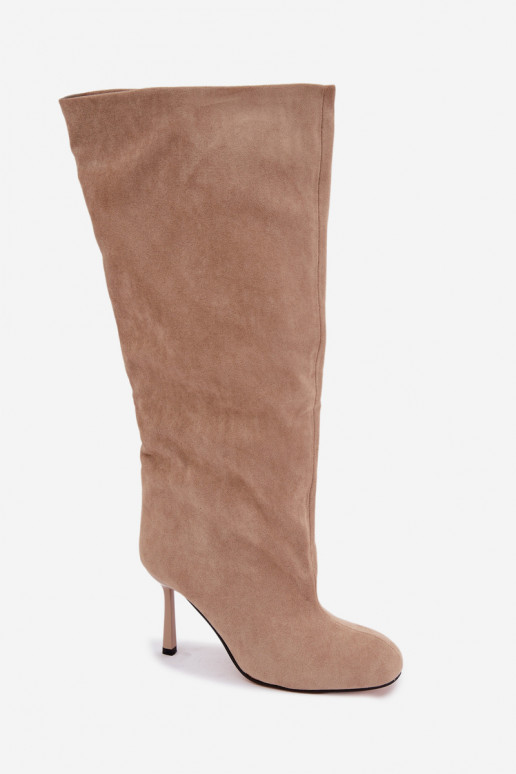 botas altas de mujer tipo slip-on con tacones finos en color arena Caliya