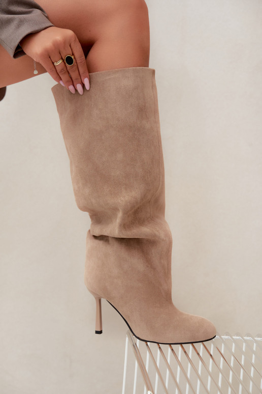 botas altas de mujer tipo slip-on con tacones finos en color arena Caliya