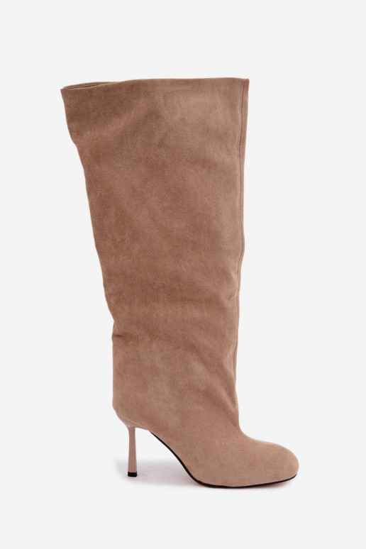 botas altas de mujer tipo slip-on con tacones finos en color arena Caliya