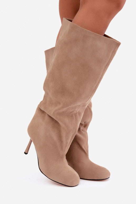 botas altas de mujer tipo slip-on con tacones finos en color arena Caliya