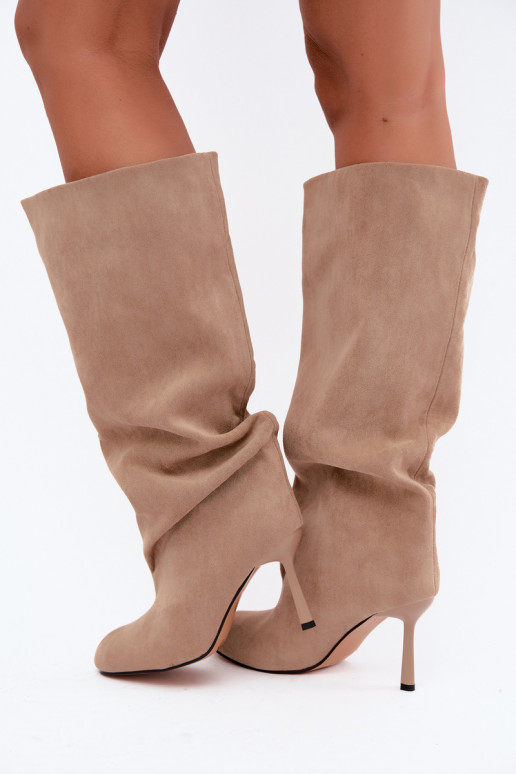 botas altas de mujer tipo slip-on con tacones finos en color arena Caliya