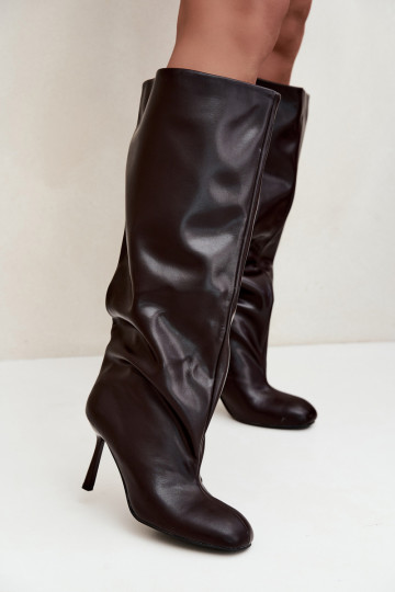 Botas altas de mujer slip-on con tacones finos en color chocolate Caliya