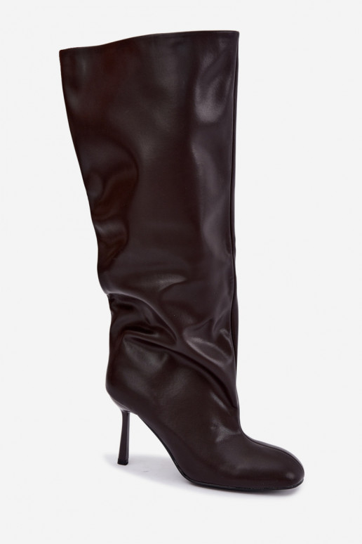 Botas altas de mujer slip-on con tacones finos en color chocolate Caliya