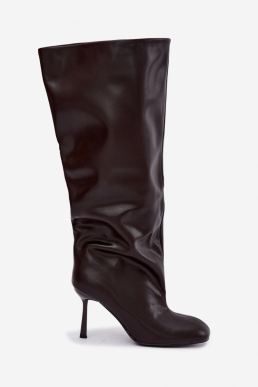 Botas altas de mujer slip-on con tacones finos en color chocolate Caliya