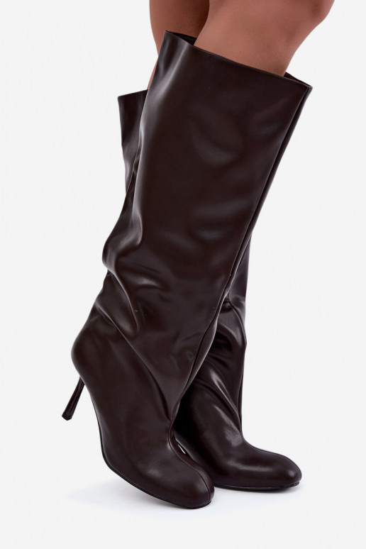 Botas altas de mujer slip-on con tacones finos en color chocolate Caliya