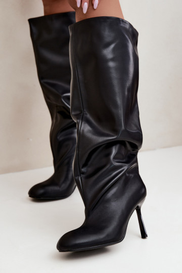 Botas altas de mujer slip-on con tacones finos en color negro Caliya
