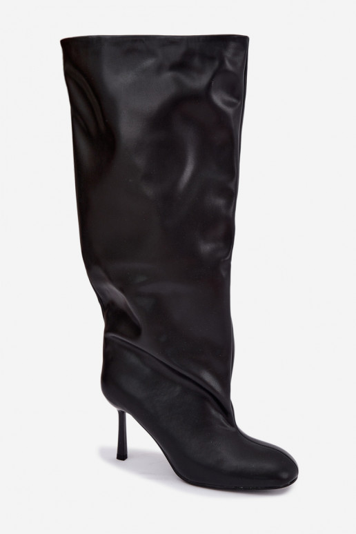 Botas altas de mujer slip-on con tacones finos en color negro Caliya