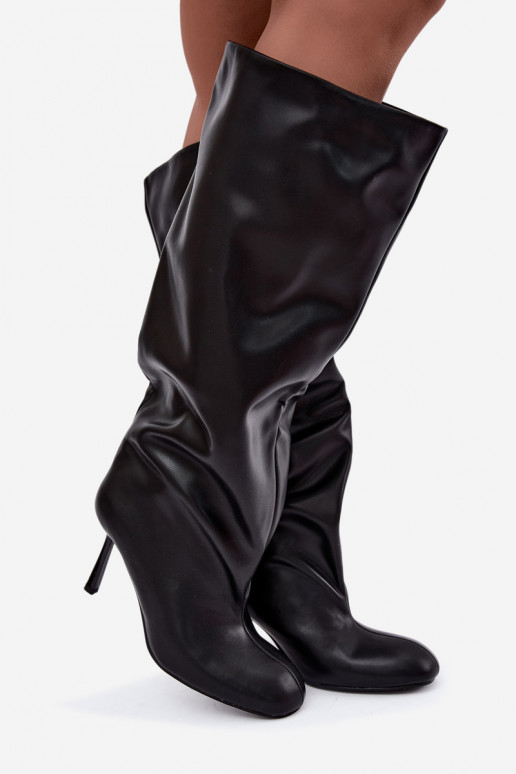 Botas altas de mujer slip-on con tacones finos en color negro Caliya