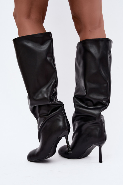 Botas altas de mujer slip-on con tacones finos en color negro Caliya