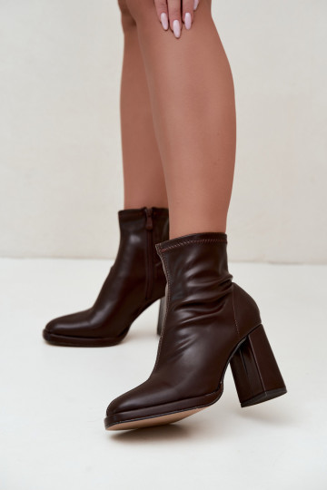 Botines para mujer de cuero sintético con tacones en color chocolate Karvella 2