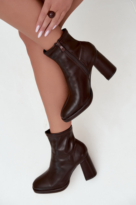 Botines para mujer de cuero sintético con tacones en color chocolate Karvella