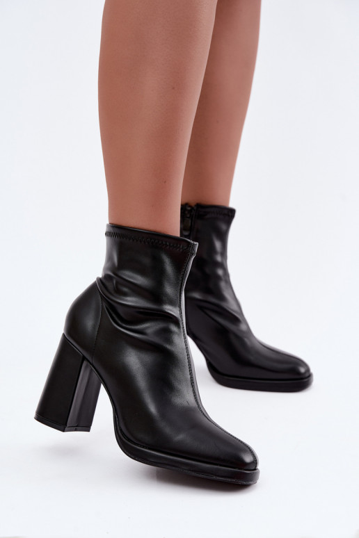 Botines para mujer de cuero sintético con tacones en color negro Karvella