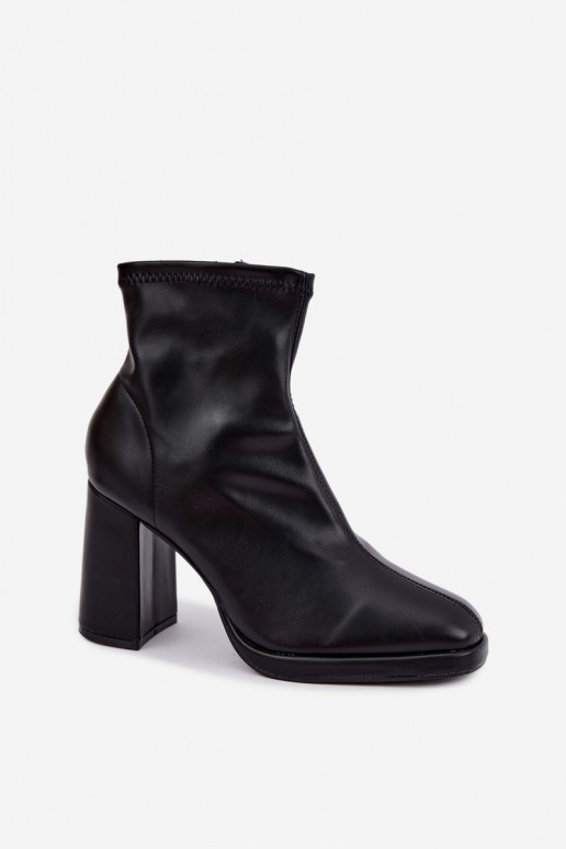 Botines para mujer de cuero sintético con tacones en color negro Karvella