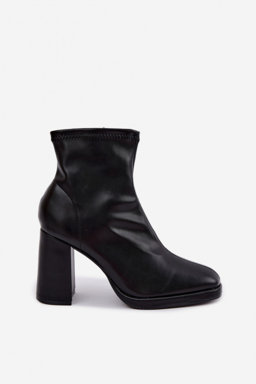 Botines para mujer de cuero sintético con tacones en color negro Karvella