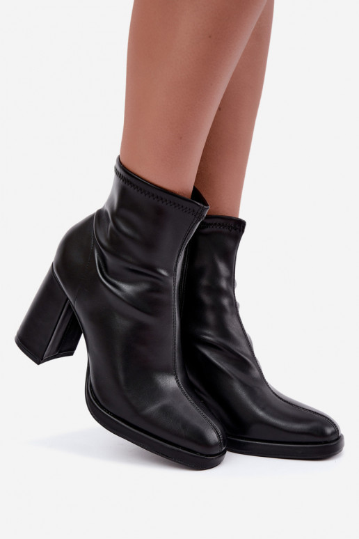 Botines para mujer de cuero sintético con tacones en color negro Karvella