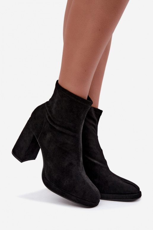 Botines para mujer de ante sintético con tacones en color negro Karvella