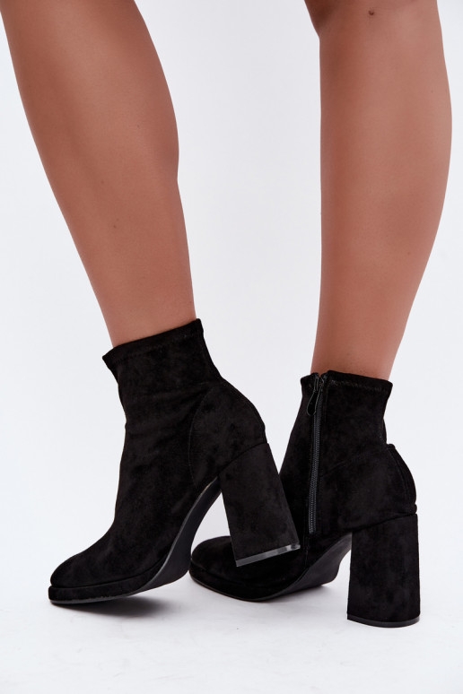 Botines para mujer de ante sintético con tacones en color negro Karvella