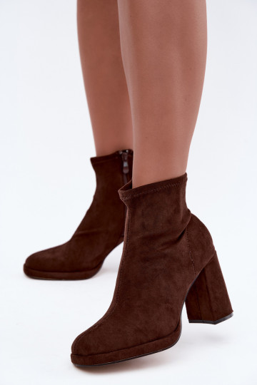 Botines para mujer de ante sintético con tacones en color marrón Karvella 2