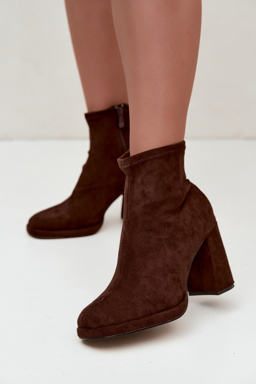 Botines para mujer de ante sintético con tacones en color marrón Karvella