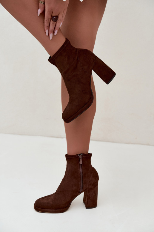 Botines para mujer de ante sintético con tacones en color marrón Karvella