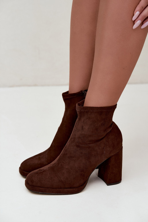 Botines para mujer de ante sintético con tacones en color marrón Karvella