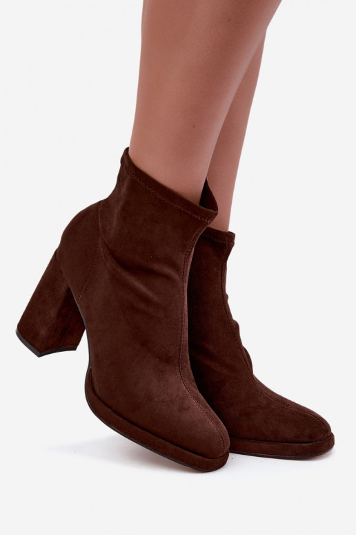 Botines para mujer de ante sintético con tacones en color marrón Karvella