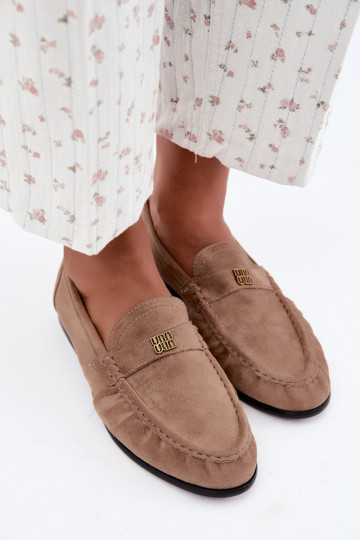 Mocasines para mujer con volantes y detalles decorativos en color arena Kairo