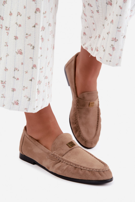 Mocasines para mujer con volantes y detalles decorativos en color arena Kairo