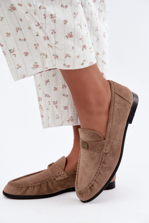 Mocasines para mujer con volantes y detalles decorativos en color arena Kairo