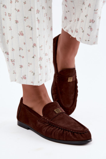 Mocasines para mujer con volantes y detalles decorativos en color chocolate Kairo
