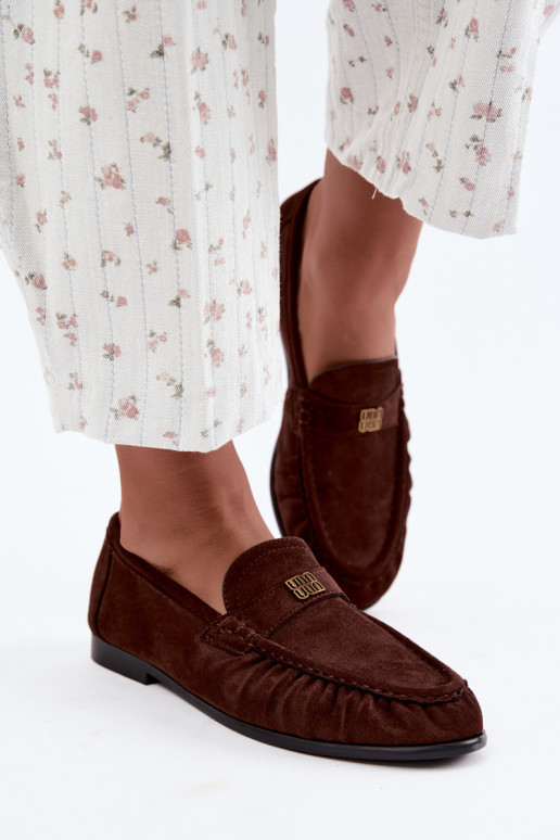 Mocasines para mujer con volantes y detalles decorativos en color chocolate Kairo