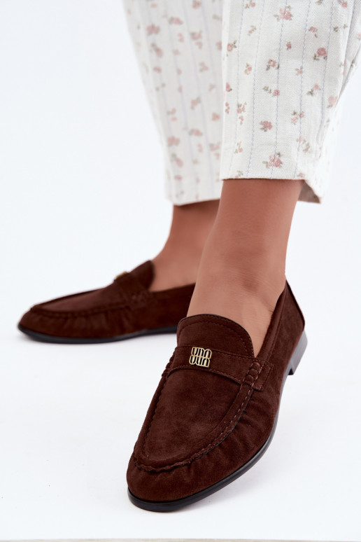 Mocasines para mujer con volantes y detalles decorativos en color chocolate Kairo