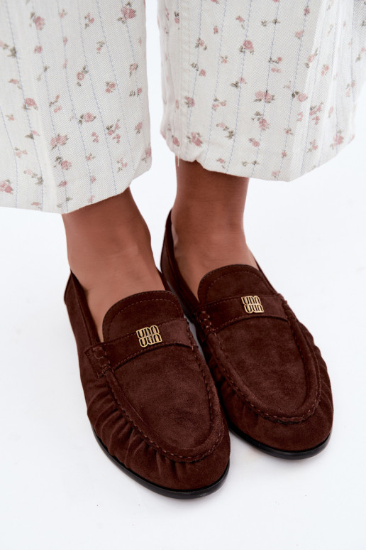 Mocasines para mujer con volantes y detalles decorativos en color chocolate Kairo