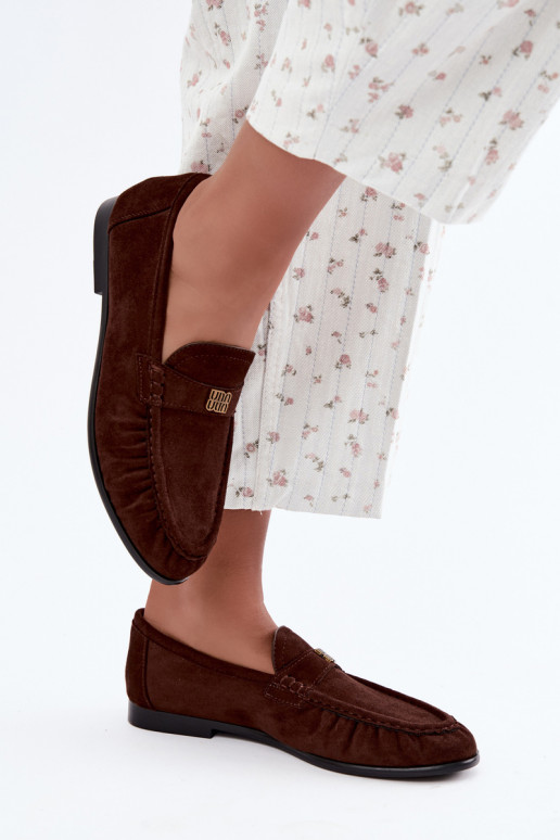 Mocasines para mujer con volantes y detalles decorativos en color chocolate Kairo