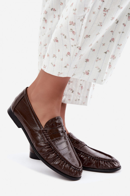 Mocasines lacados para mujer con volantes en color marrón Dulcy
