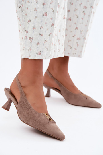 Sandalias de tacón con talón abierto y detalles decorativos en color arena Gilly