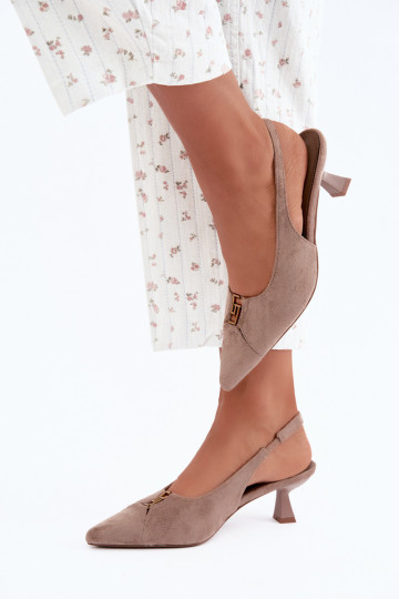 Sandalias de tacón con talón abierto y detalles decorativos en color arena Gilly 2
