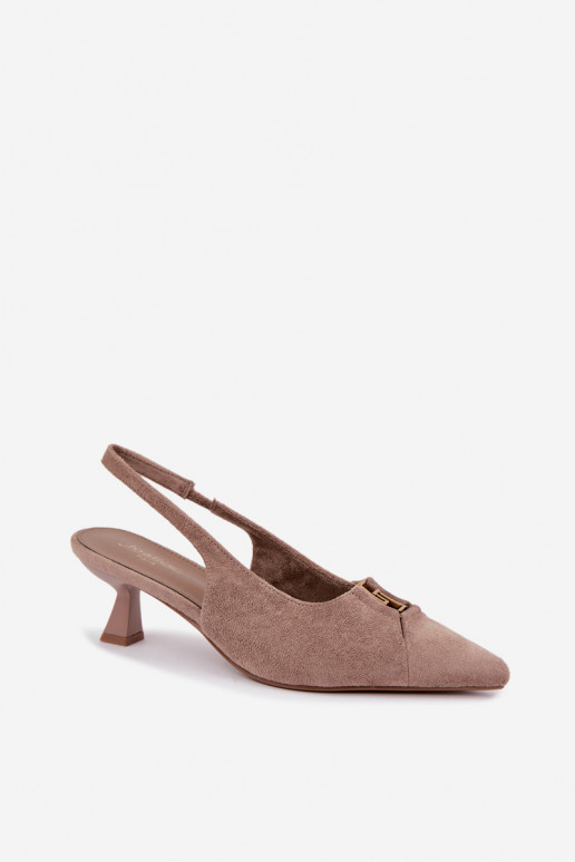 Sandalias de tacón con talón abierto y detalles decorativos en color arena Gilly