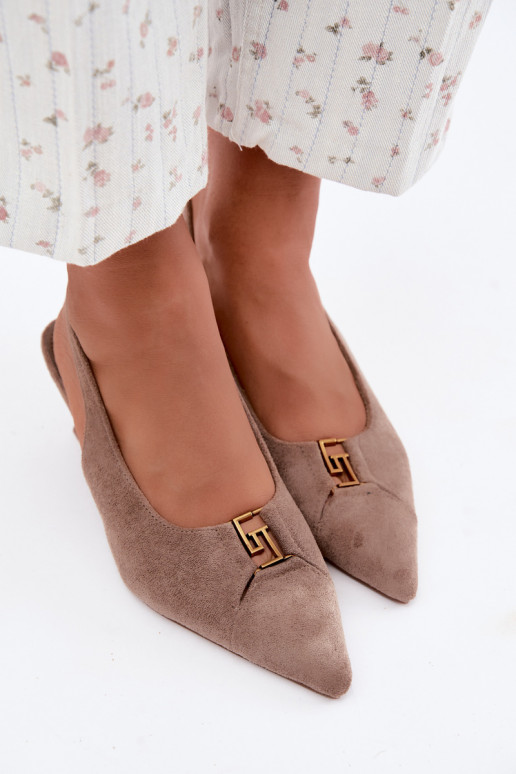 Sandalias de tacón con talón abierto y detalles decorativos en color arena Gilly