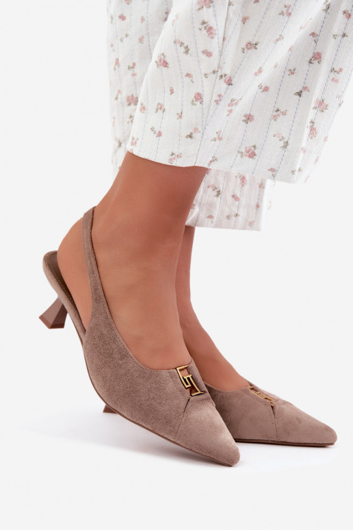 Sandalias de tacón con talón abierto y detalles decorativos en color arena Gilly