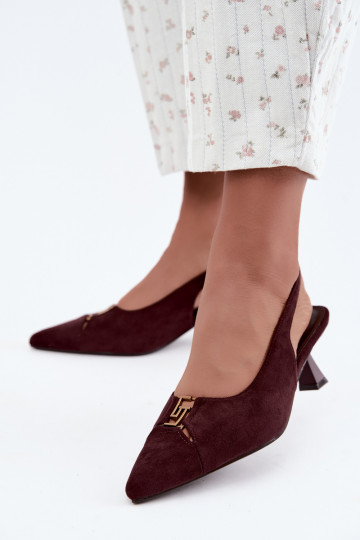 Sandalias de tacón con talón abierto y detalles decorativos en color burdeos Gilly